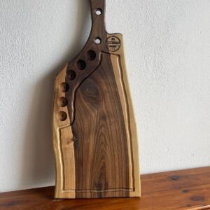 Tocător Premium Handmade din Lemn Masiv de Nuc cu 6 Găuri Shot și Rășină Epoxidică Verde – 78x30 cm