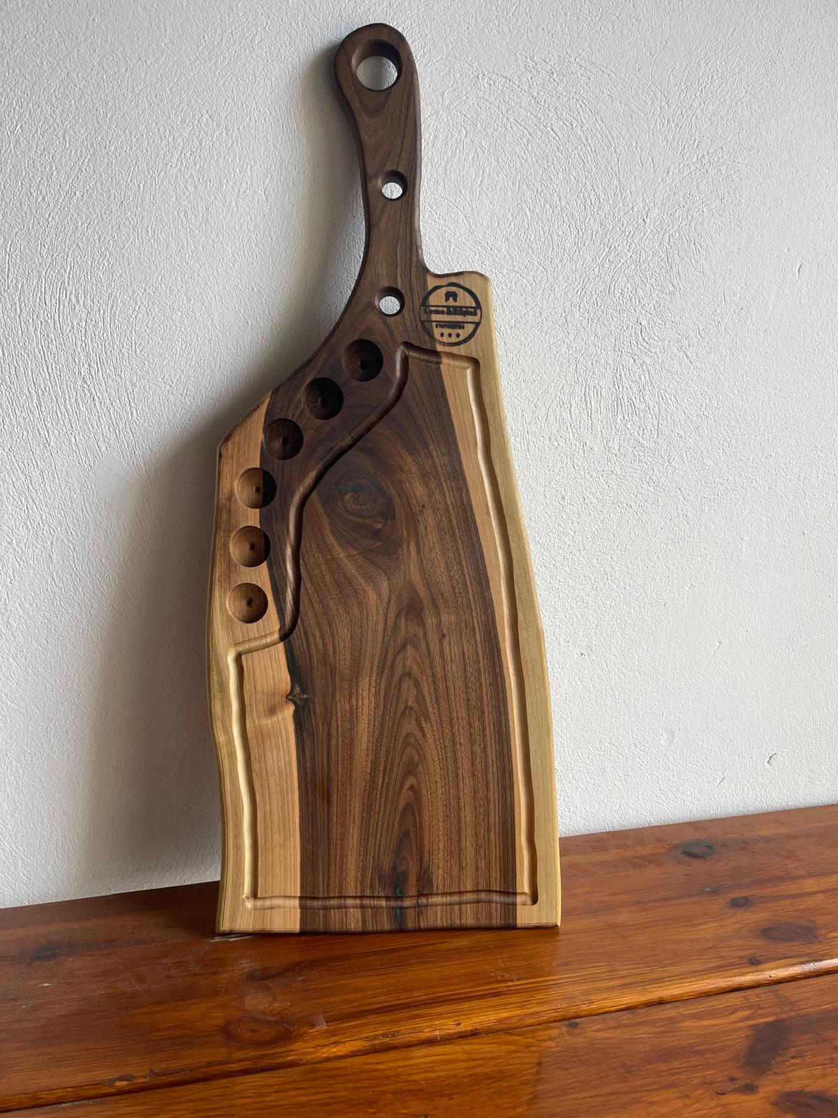 Tocător Premium Handmade din Lemn Masiv de Nuc cu 6 Găuri Shot și Rășină Epoxidică Verde – 78x30 cm - imagine 4