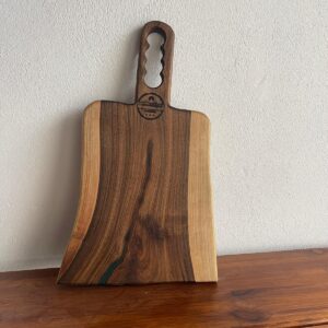 Tocător Premium din Lemn Masiv de Nuc cu Rășină Verde – Handmade Rustic 50x28 cm