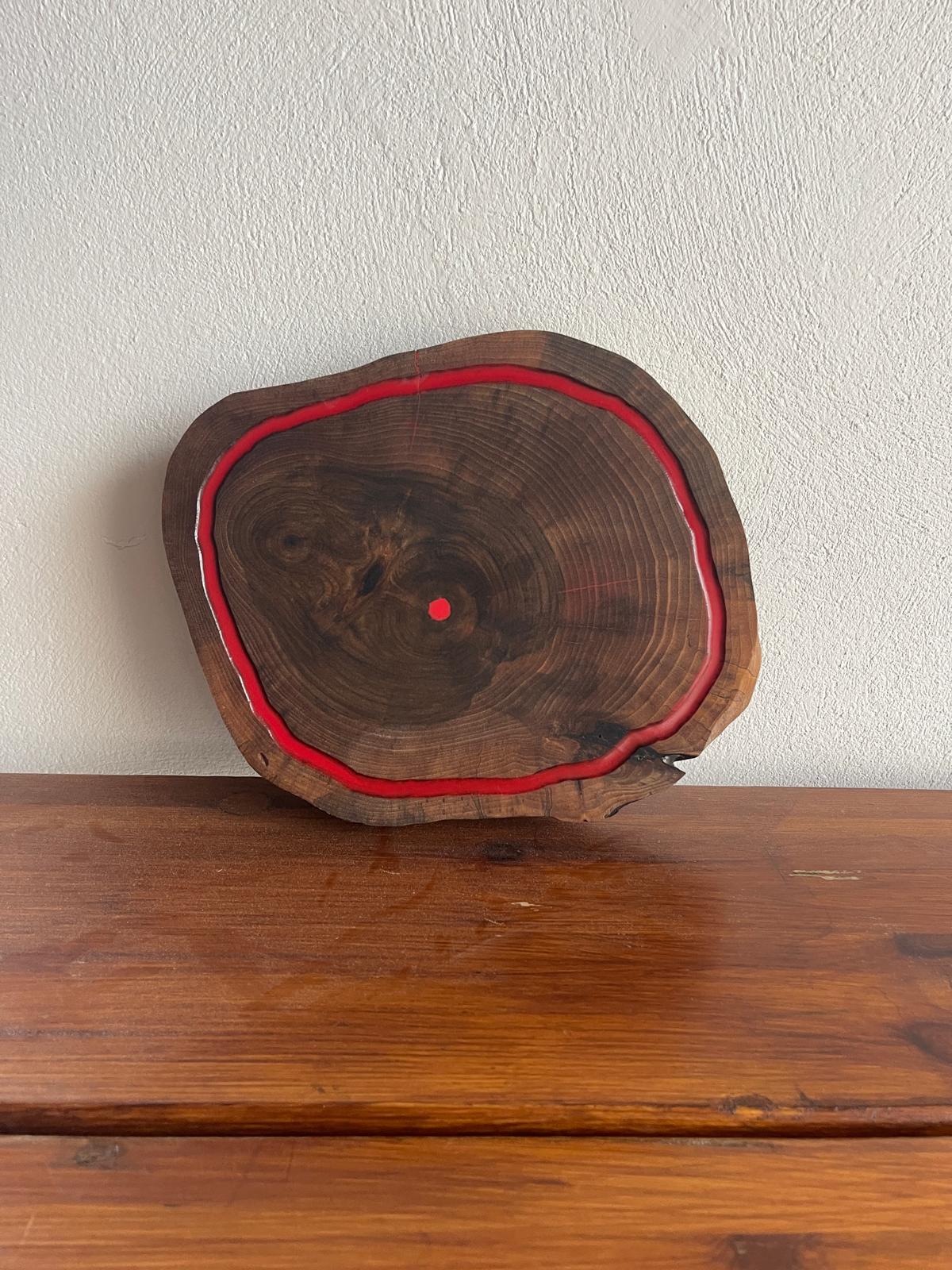 Platou Rotund Rustic din Lemn Masiv cu Rășină Epoxidică Roșie – Handmade Premium 30x25x4 cm - imagine 2