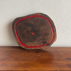 Platou Rotund Rustic din Lemn Masiv cu Rășină Epoxidică Roșie – Handmade Premium 30x25x4 cm