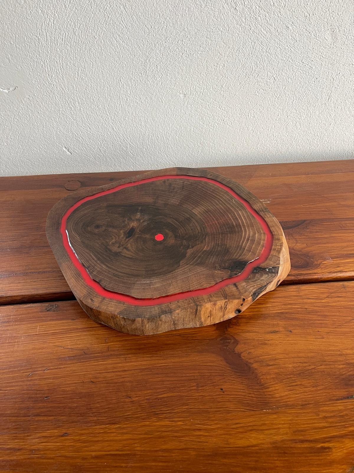 Platou Rotund Rustic din Lemn Masiv cu Rășină Epoxidică Roșie – Handmade Premium 30x25x4 cm - imagine 3