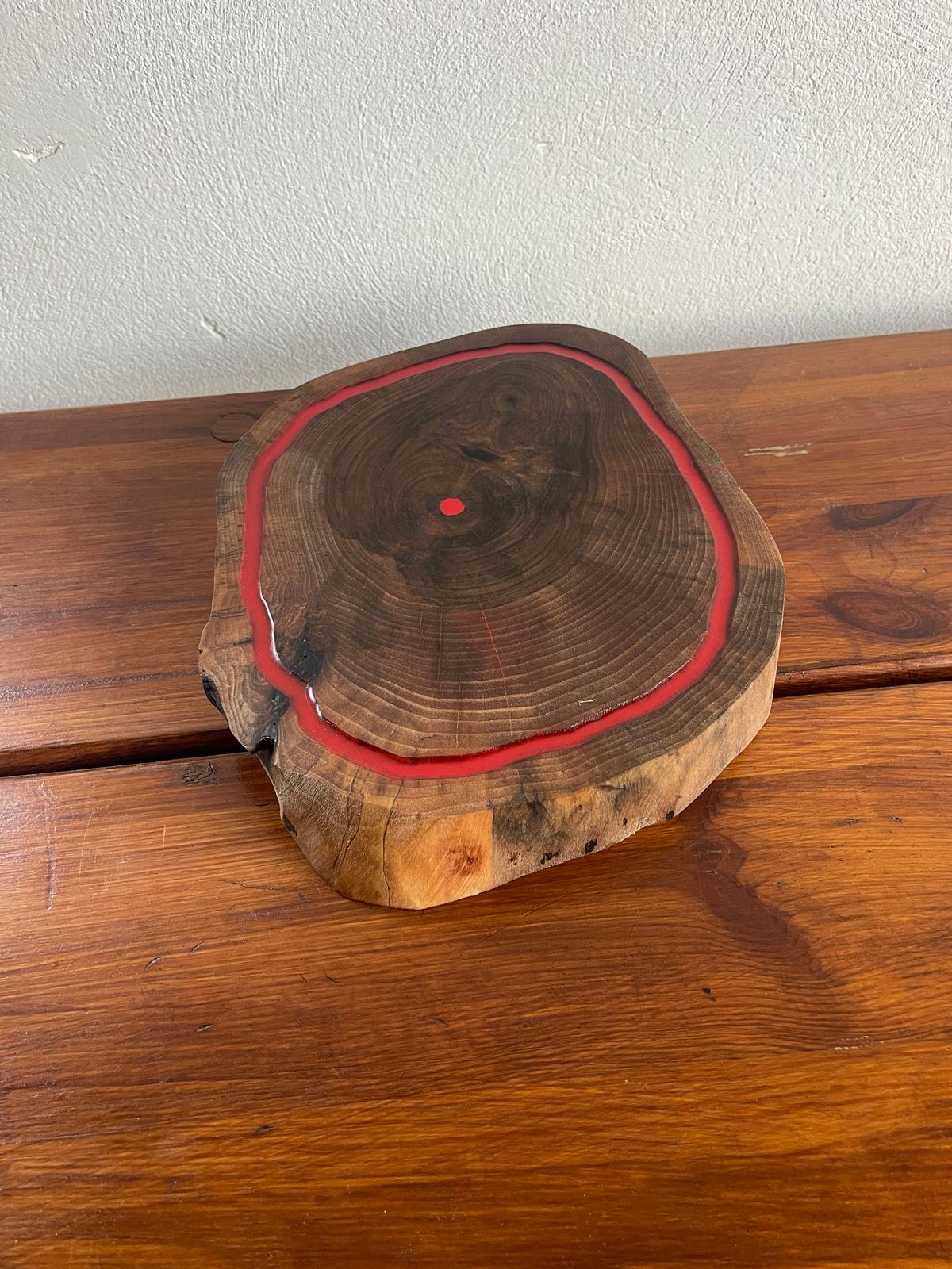 Platou Rotund Rustic din Lemn Masiv cu Rășină Epoxidică Roșie – Handmade Premium 30x25x4 cm - imagine 4