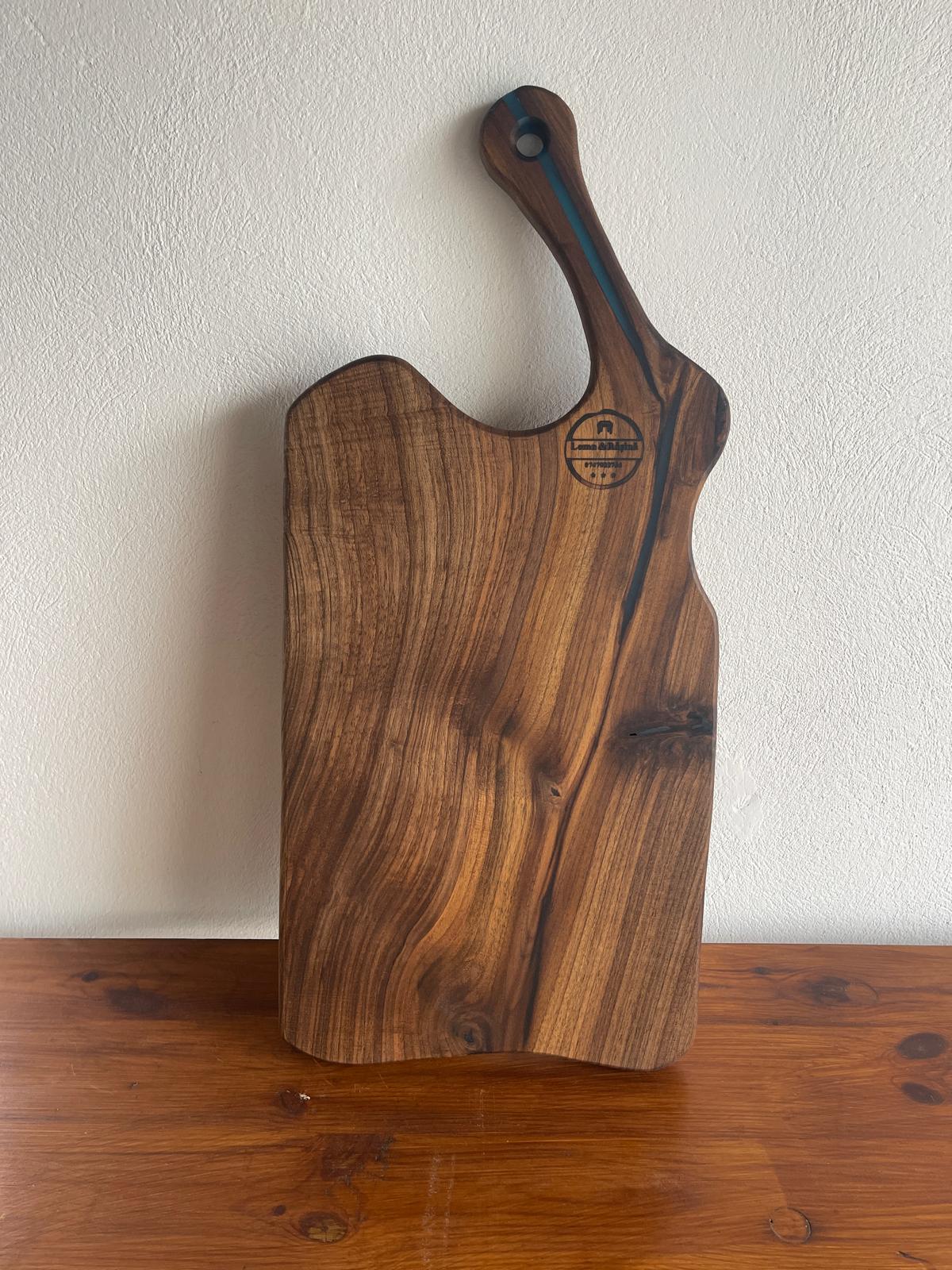 Tocător Premium din Lemn Masiv de Nuc cu Rășină Fosforescentă Albastră 68x30 cm