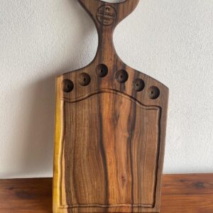 Tocător Premium din Lemn Masiv de Nuc cu Rășină Roșie, 6 Shoturi și Canal pentru Lichide 65x30 cm