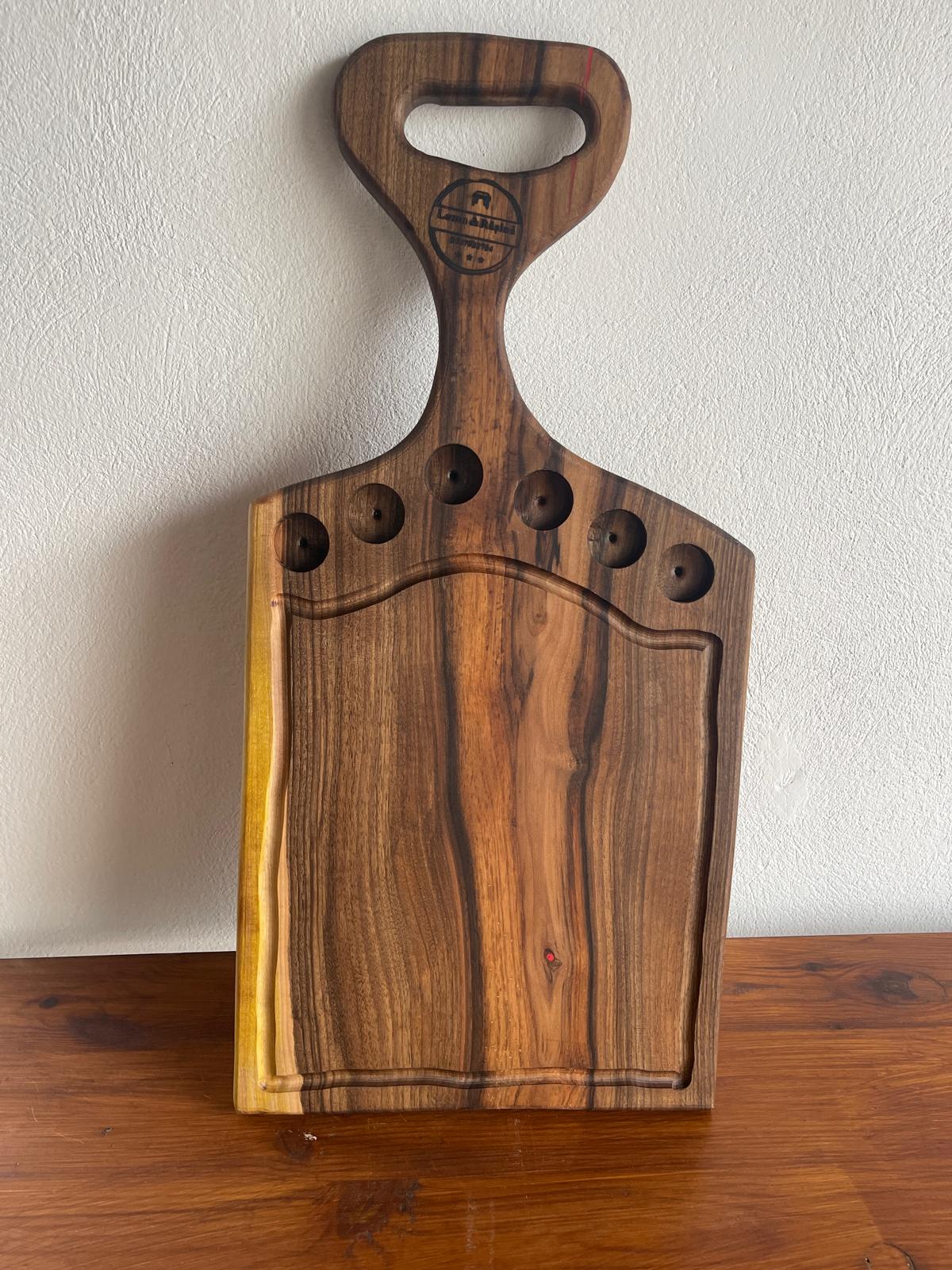 Tocător Premium din Lemn Masiv de Nuc cu Rășină Roșie, 6 Shoturi și Canal pentru Lichide 65x30 cm