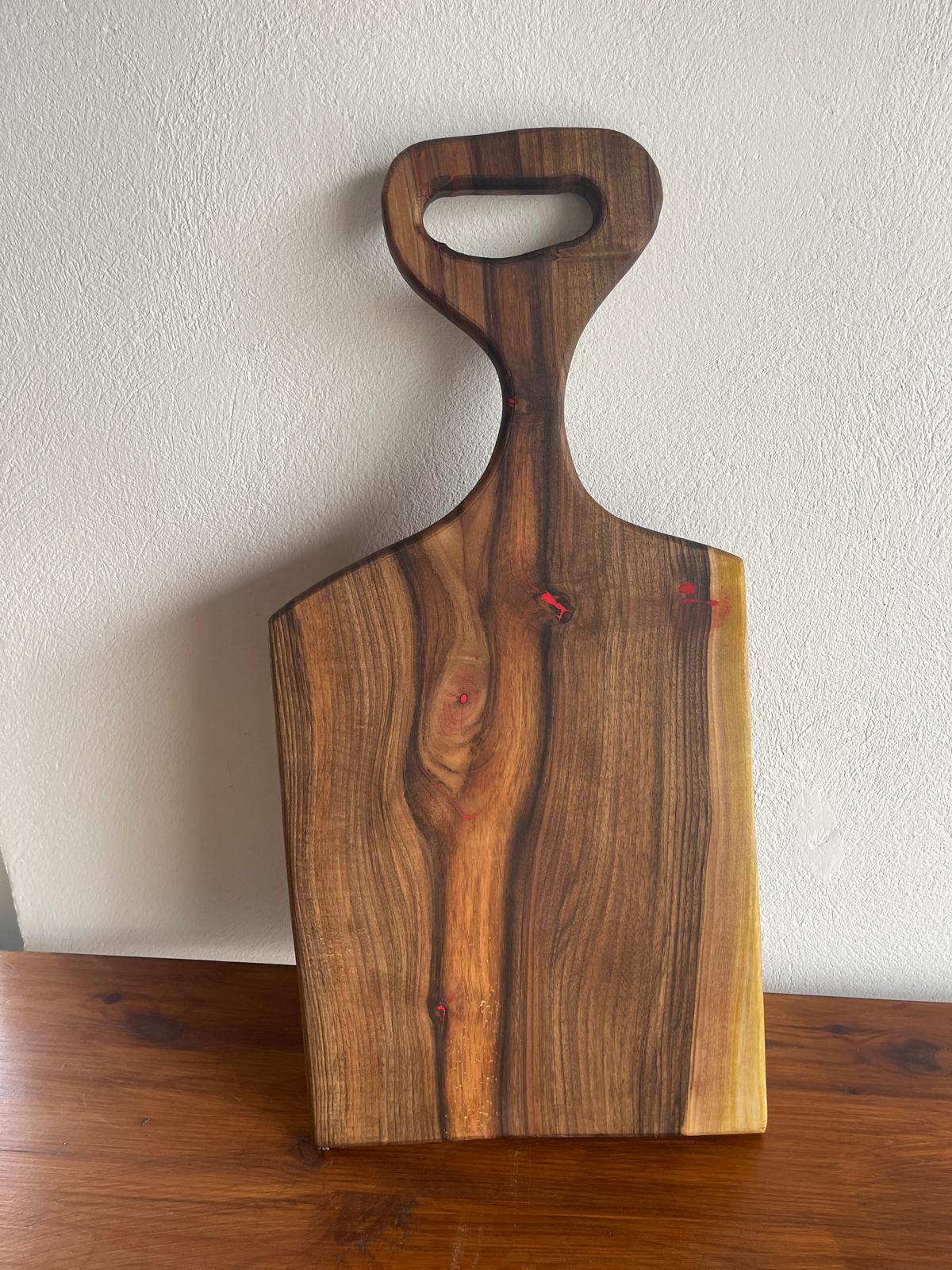 Tocător Premium din Lemn Masiv de Nuc cu Rășină Roșie, 6 Shoturi și Canal pentru Lichide 65x30 cm - imagine 3