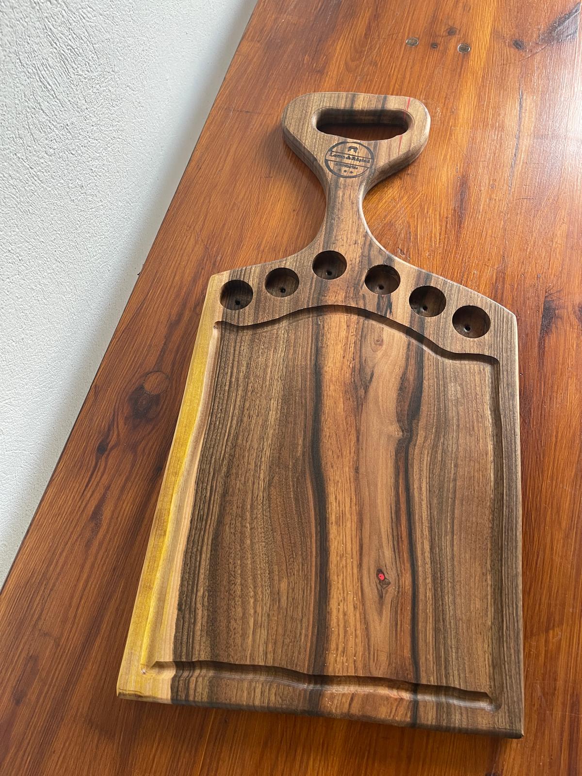 Tocător Premium din Lemn Masiv de Nuc cu Rășină Roșie, 6 Shoturi și Canal pentru Lichide 65x30 cm - imagine 4