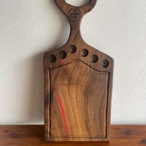 Tocător Premium din Lemn Masiv de Nuc cu Rășină Roșie, 6 Shoturi și Canal pentru Lichide 67x30 cm