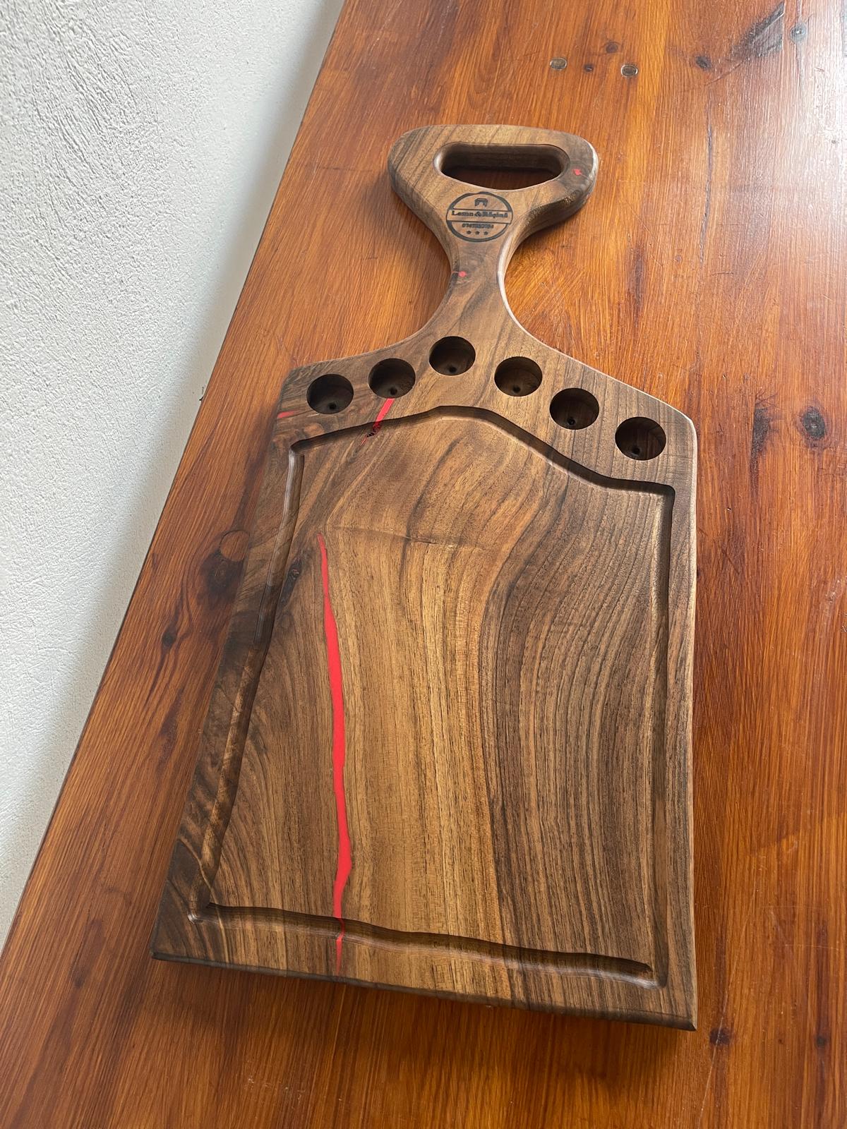 Tocător Premium din Lemn Masiv de Nuc cu Rășină Roșie, 6 Shoturi și Canal pentru Lichide 67x30 cm - imagine 4