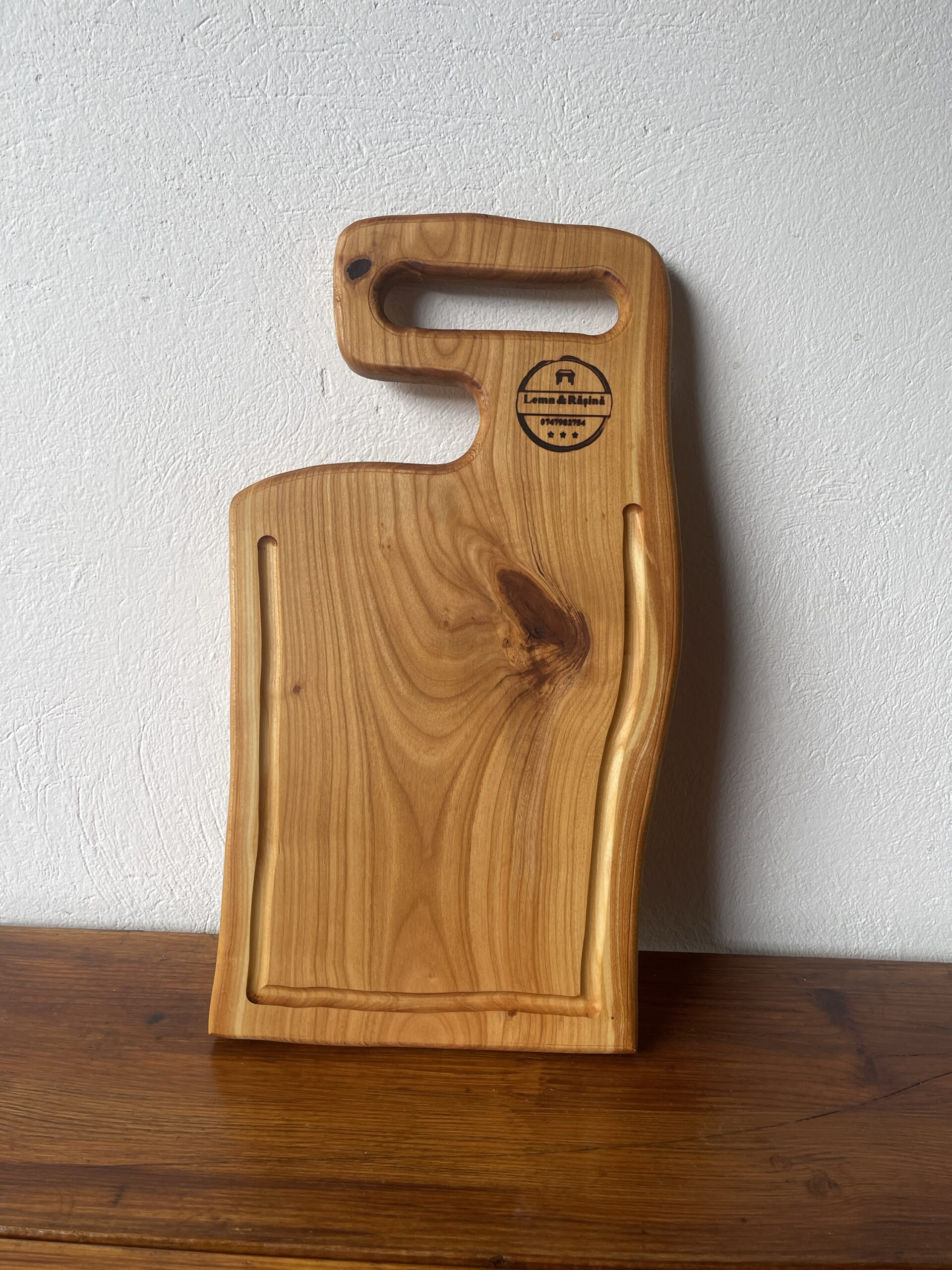 Tocător Premium din Lemn Masiv de Arin 46x24 cm cu Canal pentru Lichide – Handmade în România