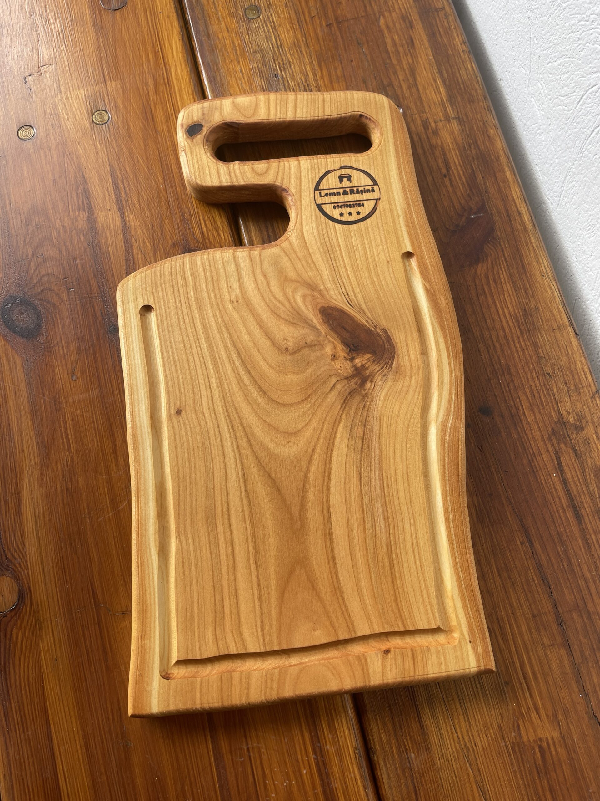 Tocător Premium din Lemn Masiv de Arin 46x24 cm cu Canal pentru Lichide – Handmade în România - imagine 3