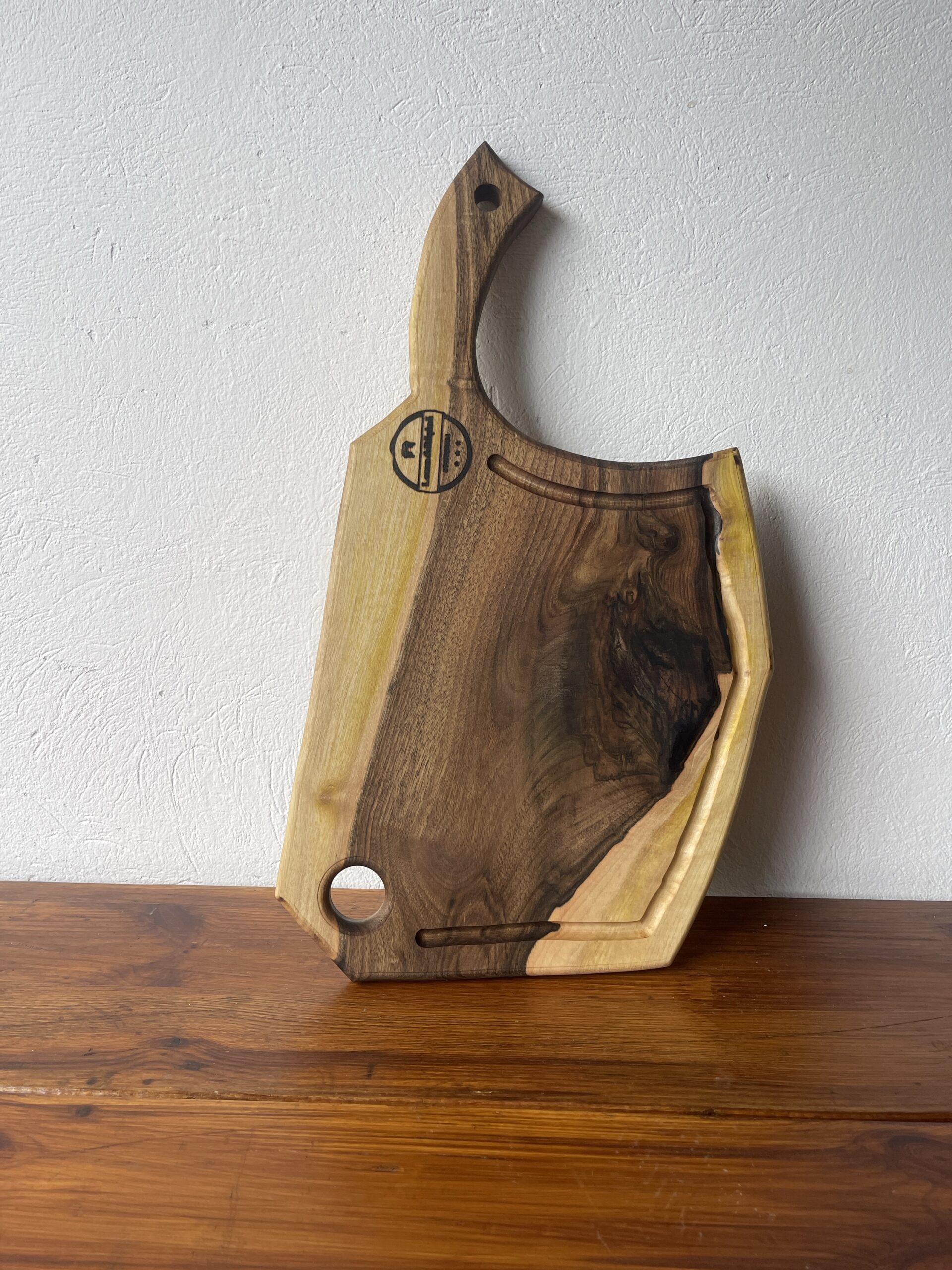 Tocător Premium din Lemn Masiv de Nuc 55x30 cm cu Canal pentru Lichide – Handmade în România