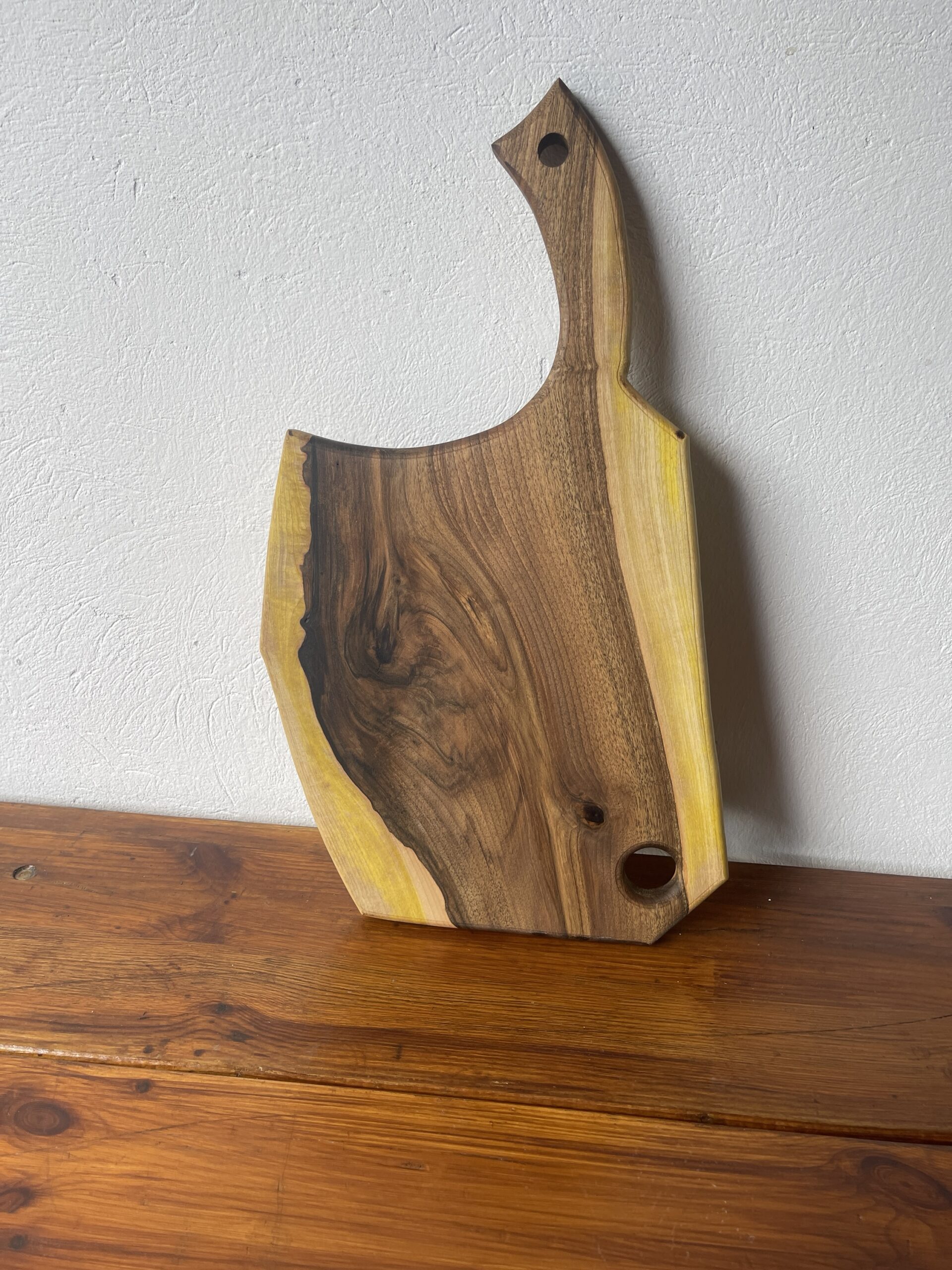 Tocător Premium din Lemn Masiv de Nuc 55x30 cm cu Canal pentru Lichide – Handmade în România - imagine 3