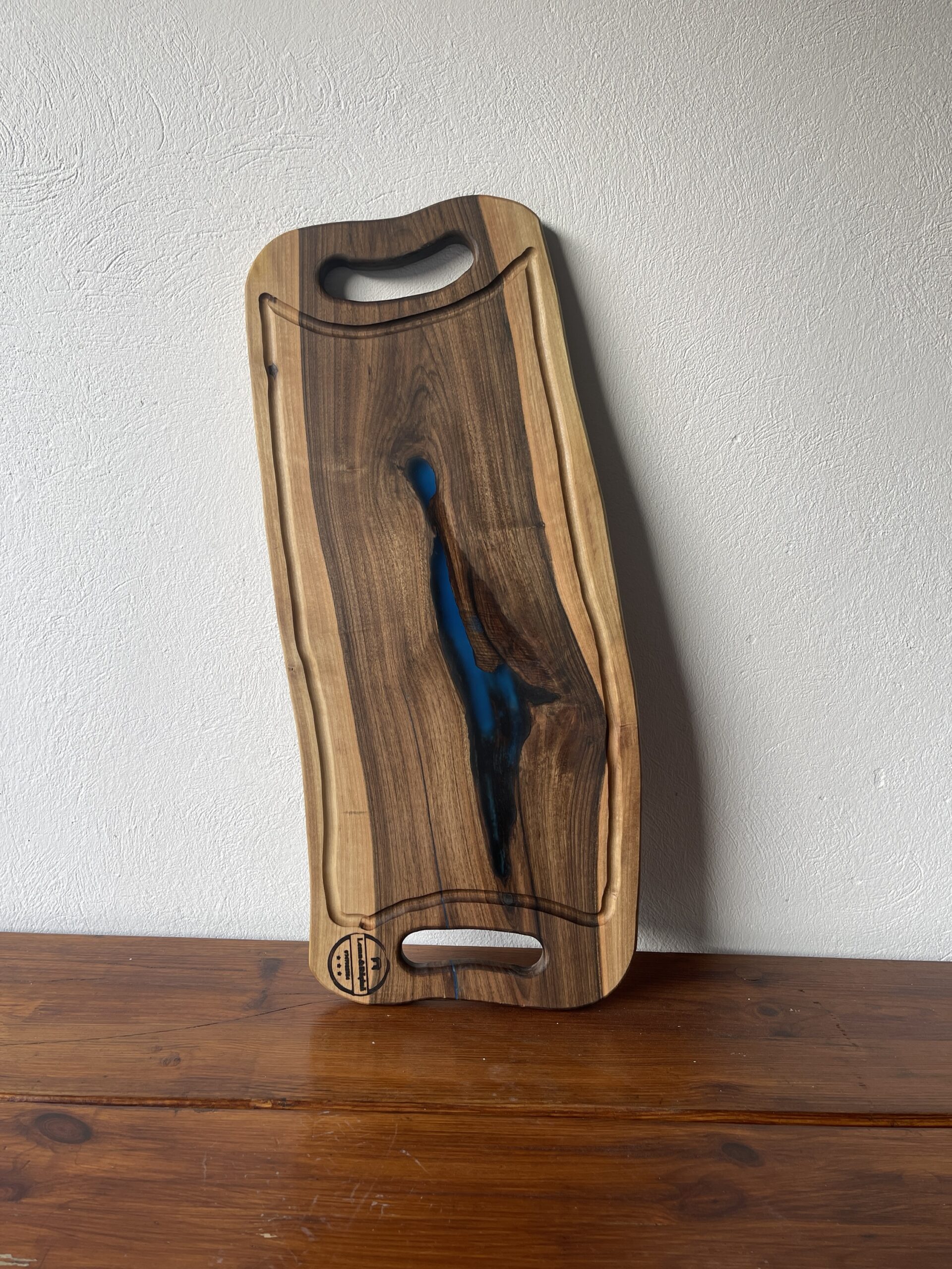 Platou Premium de Servire din Lemn Masiv de Nuc cu Rășină Fosforescentă Albastră 70x30 cm – Handmade Unicat - imagine 2