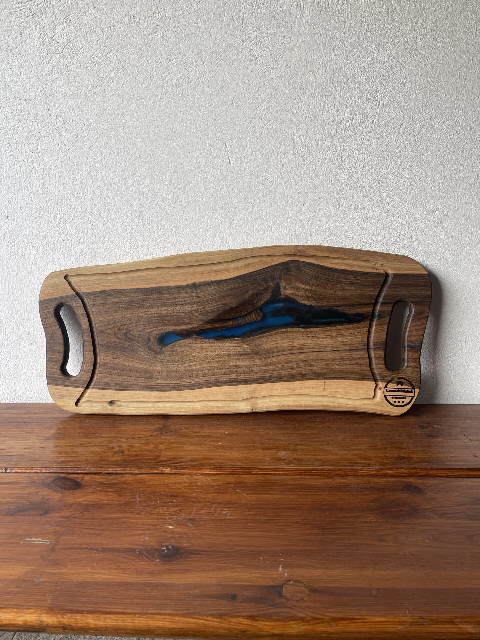 Platou Premium de Servire din Lemn Masiv de Nuc cu Rășină Fosforescentă Albastră 70x30 cm – Handmade Unicat - imagine 3