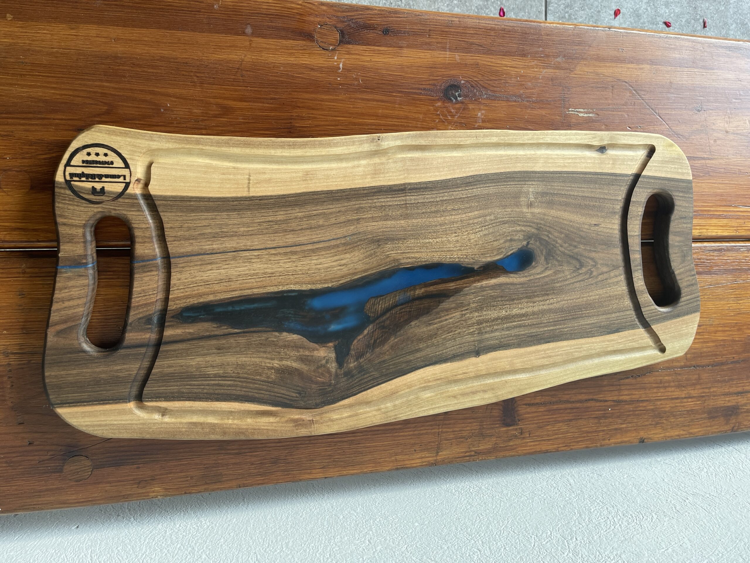 Platou Premium de Servire din Lemn Masiv de Nuc cu Rășină Fosforescentă Albastră 70x30 cm – Handmade Unicat - imagine 4
