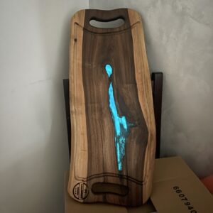 Platou Premium de Servire din Lemn Masiv de Nuc cu Rășină Fosforescentă Albastră 70x30 cm – Handmade Unicat