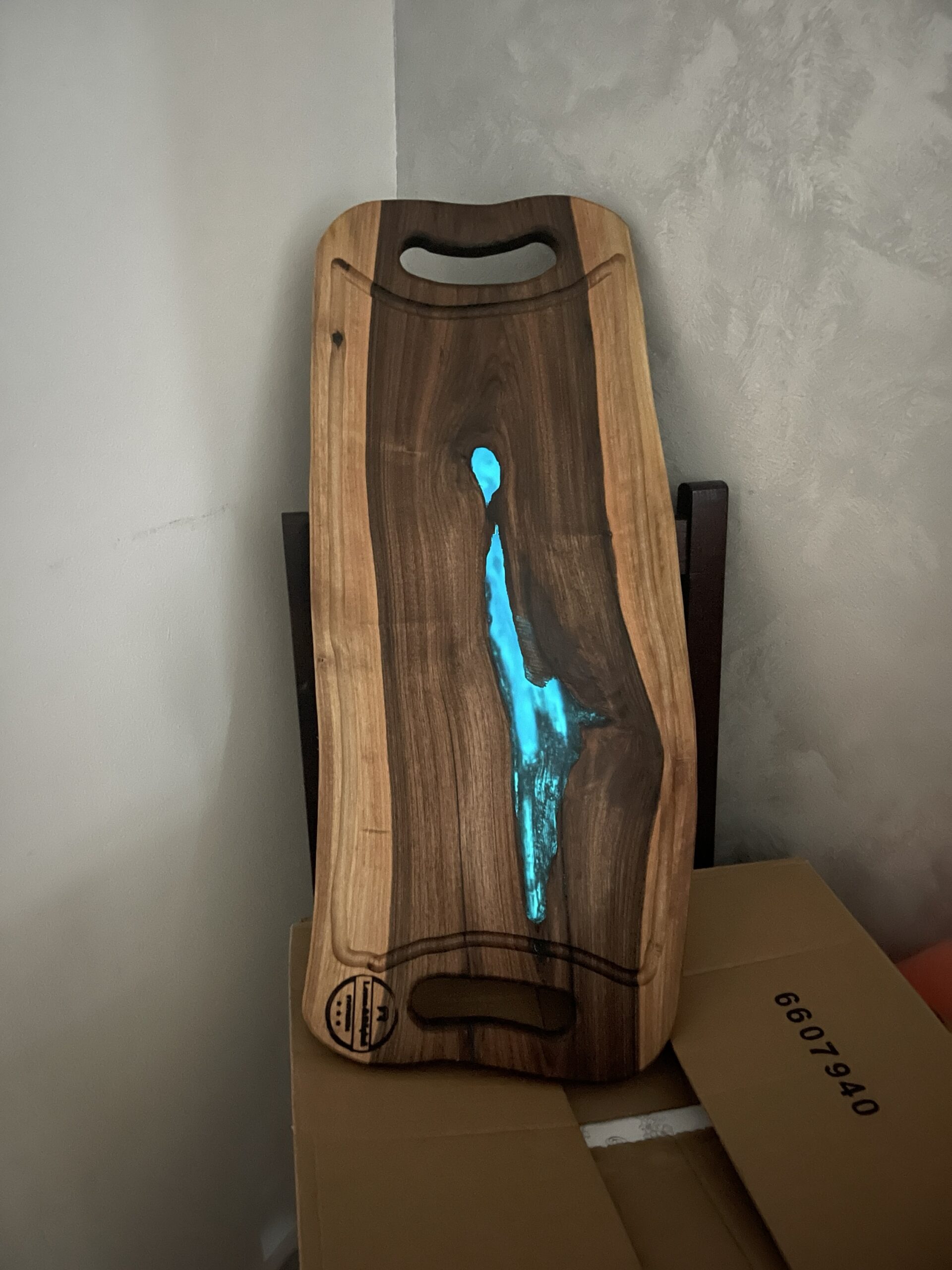 Platou Premium de Servire din Lemn Masiv de Nuc cu Rășină Fosforescentă Albastră 70x30 cm – Handmade Unicat
