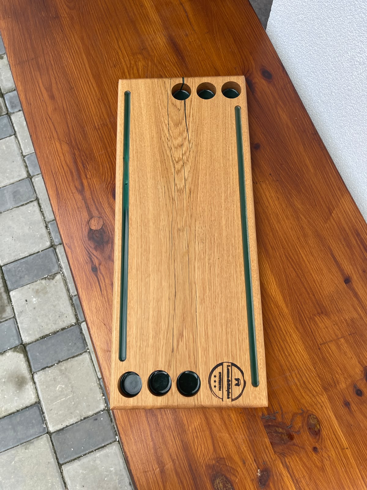 Platou din lemn masiv de stejar cu rășină epoxidică Dark Green și 6 suporturi pentru shoturi 55x23x3,5 cm - imagine 2
