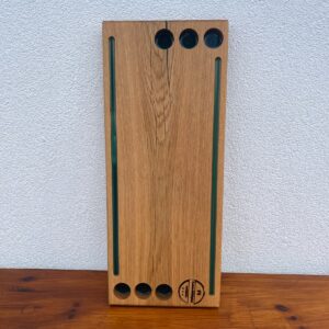Platou din lemn masiv de stejar cu rășină epoxidică Dark Green și 6 suporturi pentru shoturi 55x23x3,5 cm