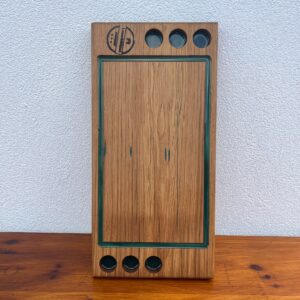 Platou din lemn masiv de stejar cu rășină epoxidică Dark Green și 6 suporturi pentru shoturi 50x24x3,5 cm