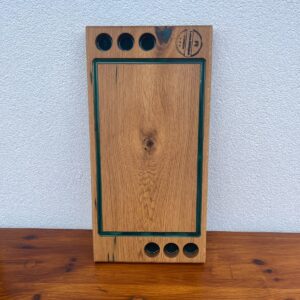 Platou din lemn masiv de stejar cu rășină epoxidică Dark Green și 6 suporturi pentru shoturi 50x25x3,5 cm