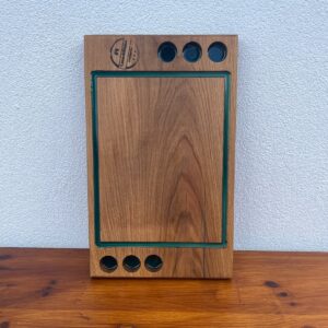 Platou din lemn masiv de stejar cu rășină epoxidică Dark Green și 6 suporturi pentru shoturi 45x27x3,5 cm