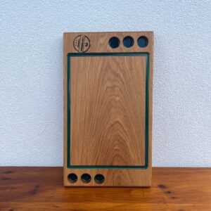 Platou din lemn masiv de stejar cu rășină epoxidică Dark Green și 6 suporturi pentru shoturi 50x28x3,5 cm
