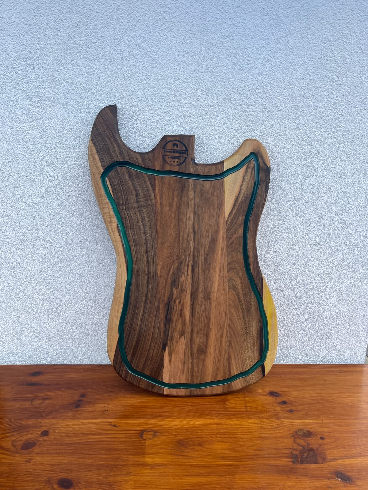 Platou premium din lemn masiv de nuc cu rășină epoxidică Dark Green și canal pentru scurgerea grăsimii 55x35x2,5 cm - imagine 3