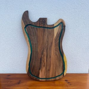 Platou premium din lemn masiv de nuc cu rășină epoxidică Dark Green și canal pentru scurgerea grăsimii 55x35x2,5 cm