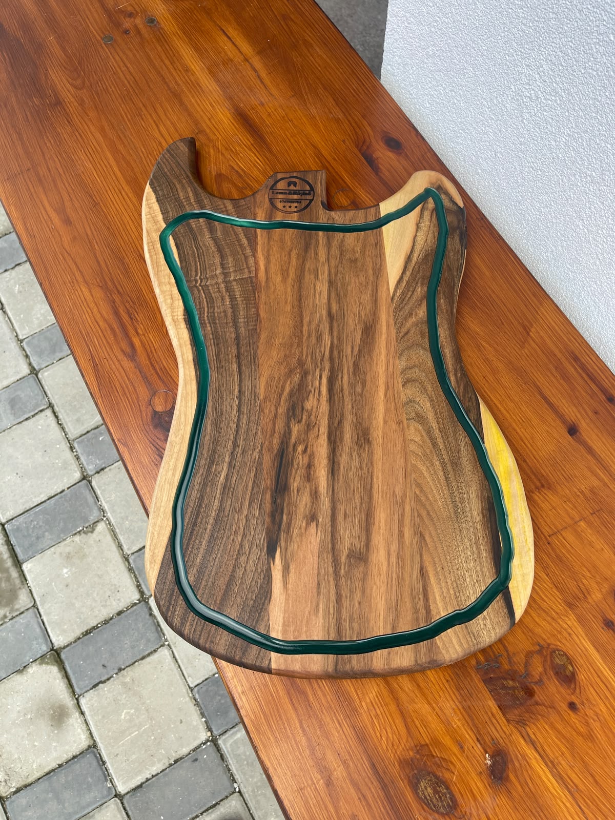 Platou premium din lemn masiv de nuc cu rășină epoxidică Dark Green și canal pentru scurgerea grăsimii 55x35x2,5 cm - imagine 4