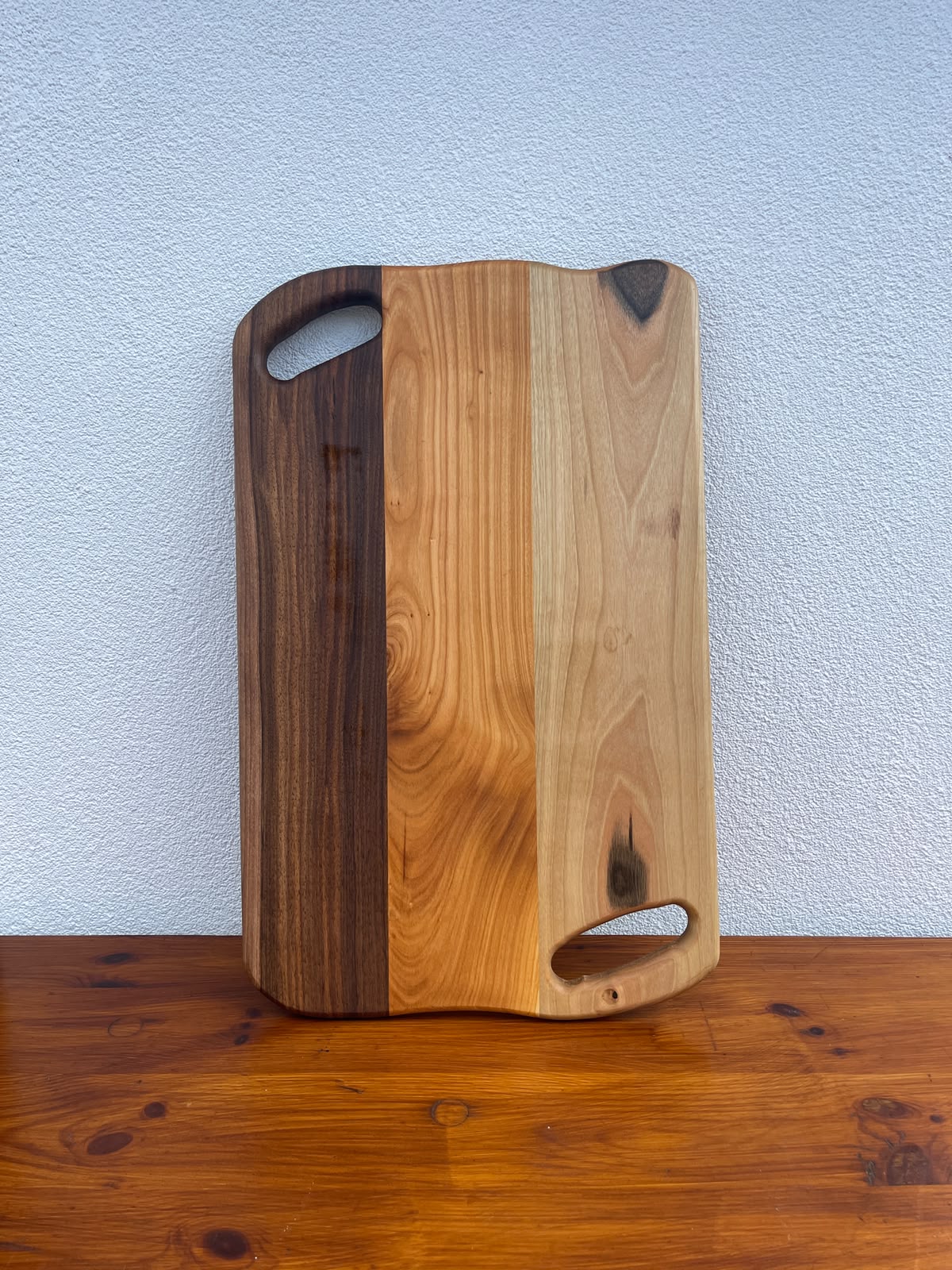 Platou premium din lemn masiv de nuc și cireș cu rășină epoxidică Dark Green, canal pentru scurgerea grăsimii și 6 suporturi pentru shoturi 55x36x2,5 cm - imagine 2