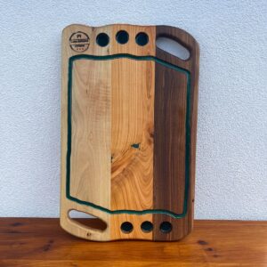 Platou premium din lemn masiv de nuc și cireș cu rășină epoxidică Dark Green, canal pentru scurgerea grăsimii și 6 suporturi pentru shoturi 55x36x2,5 cm