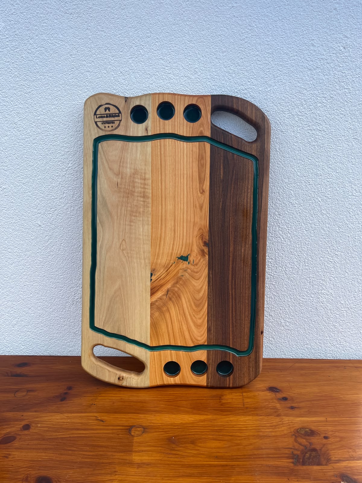 Platou premium din lemn masiv de nuc și cireș cu rășină epoxidică Dark Green, canal pentru scurgerea grăsimii și 6 suporturi pentru shoturi 55x36x2,5 cm