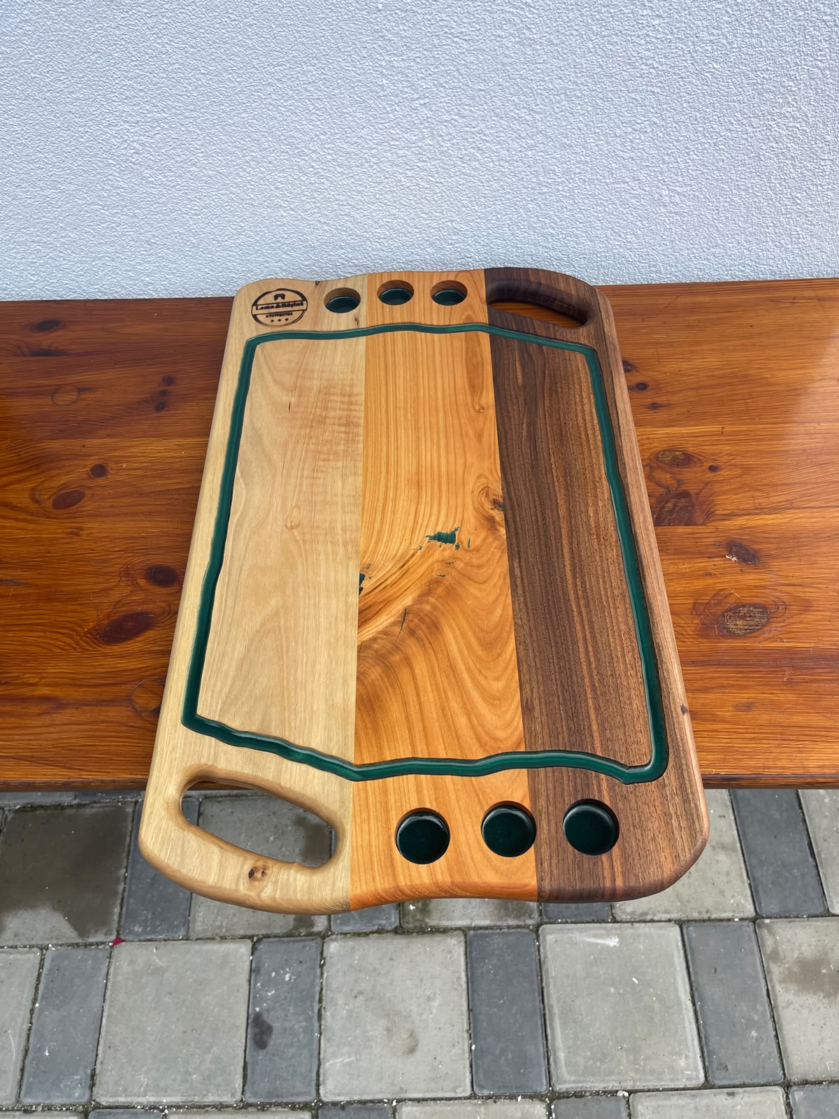 Platou premium din lemn masiv de nuc și cireș cu rășină epoxidică Dark Green, canal pentru scurgerea grăsimii și 6 suporturi pentru shoturi 55x36x2,5 cm - imagine 4