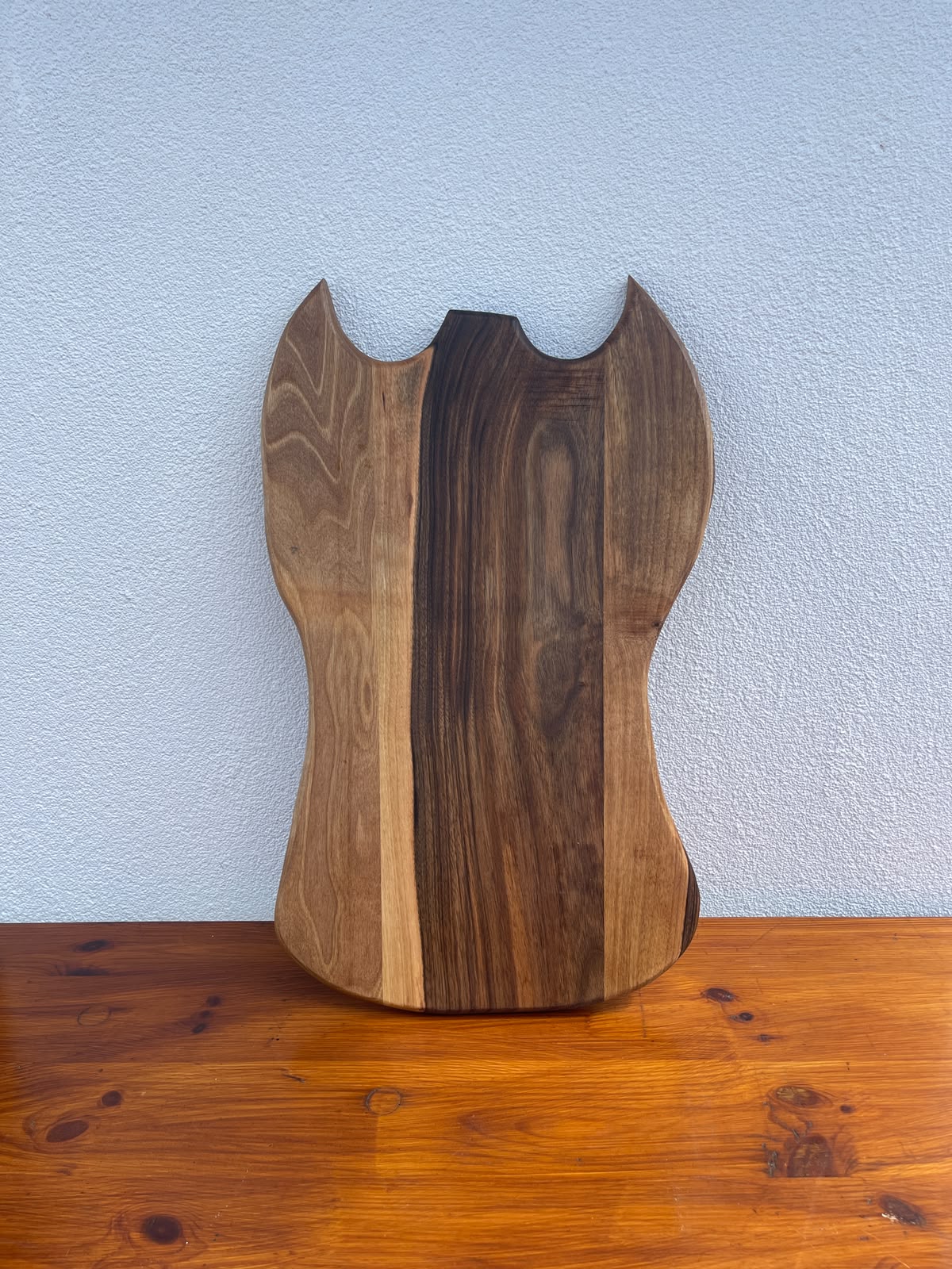 Platou premium din lemn masiv de nuc cu rășină epoxidică Dark Green și canal pentru scurgerea grăsimii 55x32x2,5 cm - imagine 3