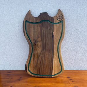Platou premium din lemn masiv de nuc cu rășină epoxidică Dark Green și canal pentru scurgerea grăsimii 55x32x2,5 cm