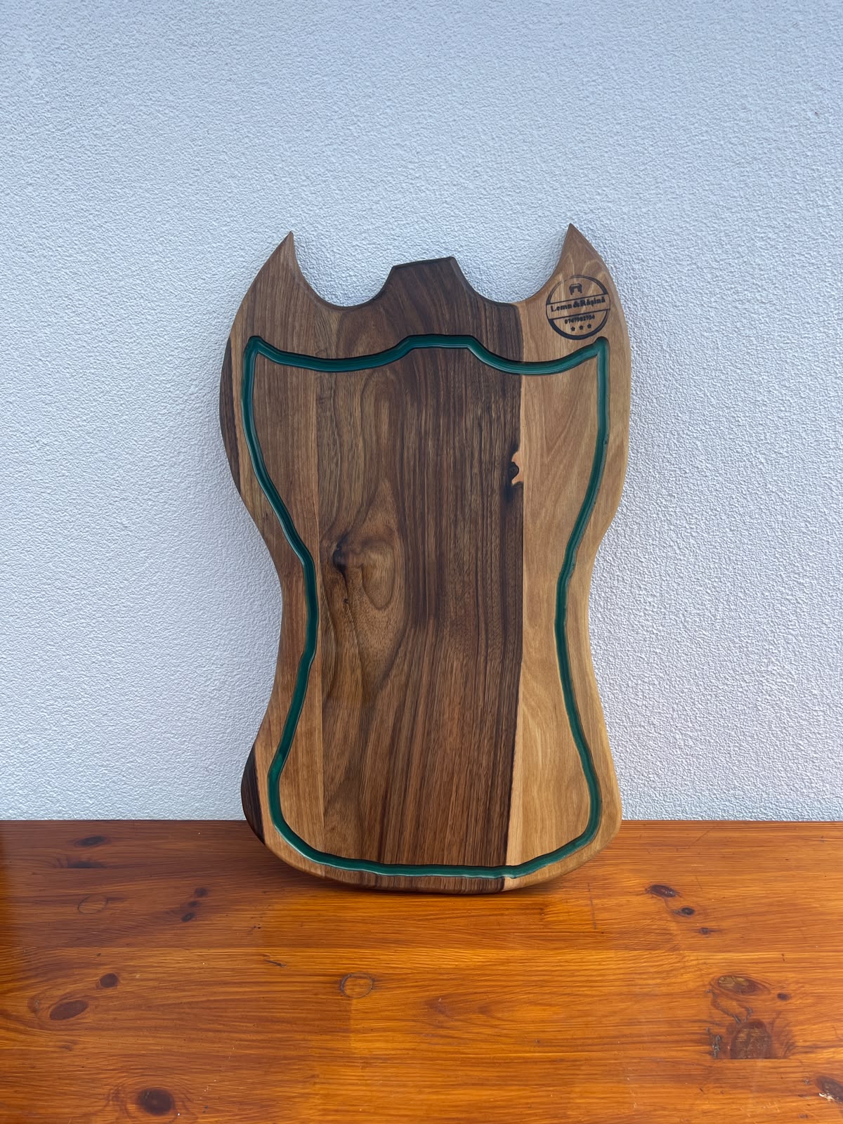 Platou premium din lemn masiv de nuc cu rășină epoxidică Dark Green și canal pentru scurgerea grăsimii 55x32x2,5 cm