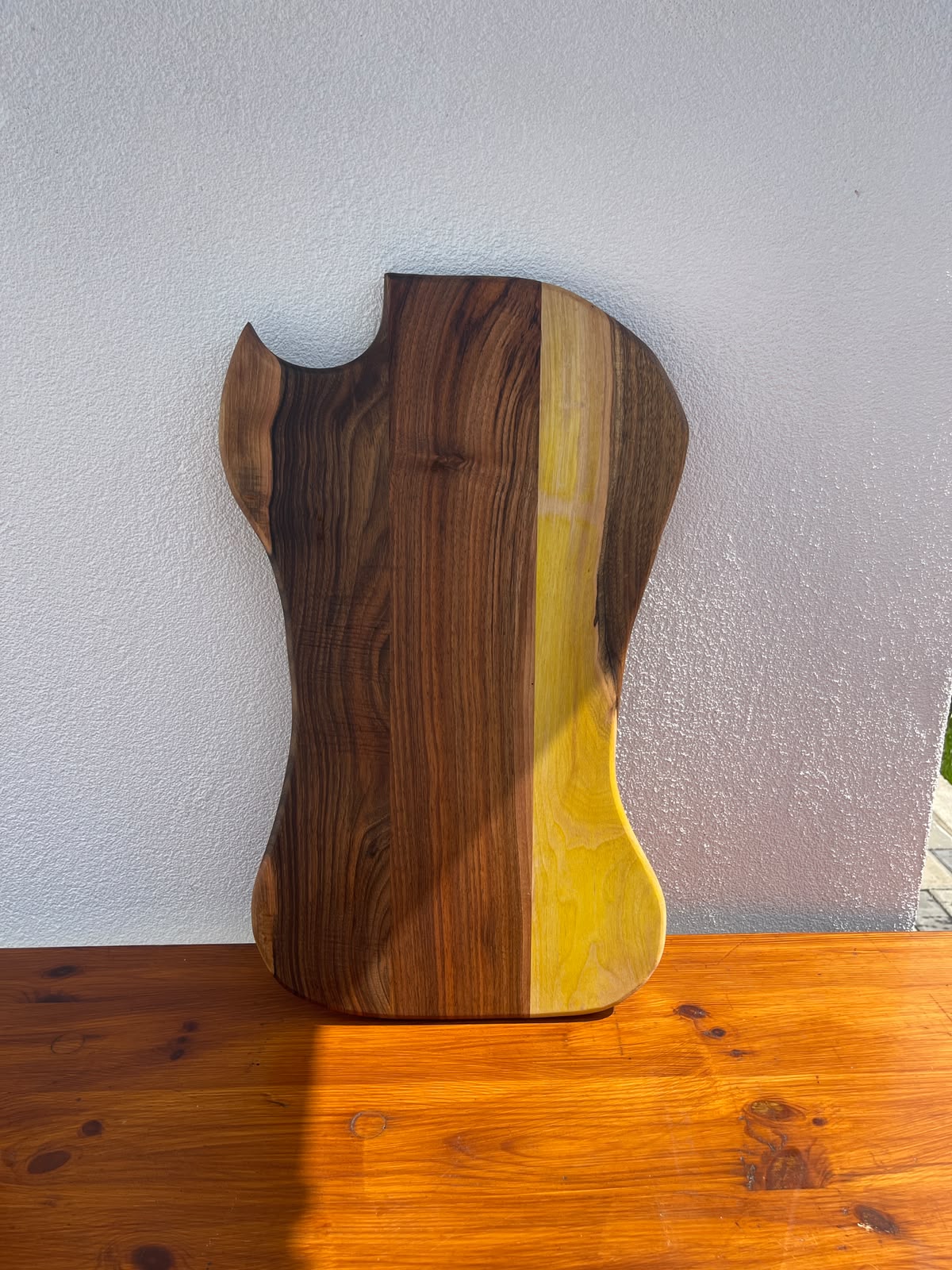 Platou premium din lemn masiv de nuc cu rășină epoxidică Dark Green, canal pentru scurgerea grăsimii și 6 suporturi pentru shoturi 59x34x2,5 cm - imagine 2