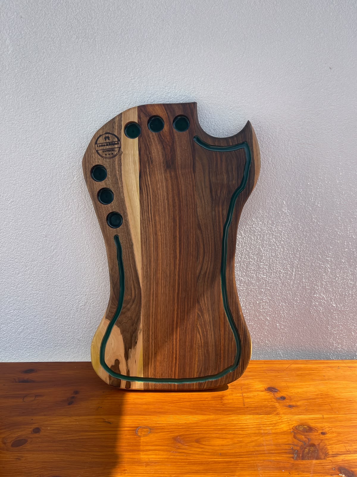 Platou premium din lemn masiv de nuc cu rășină epoxidică Dark Green, canal pentru scurgerea grăsimii și 6 suporturi pentru shoturi 59x34x2,5 cm - imagine 3