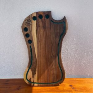 Platou premium din lemn masiv de nuc cu rășină epoxidică Dark Green, canal pentru scurgerea grăsimii și 6 suporturi pentru shoturi 59x34x2,5 cm
