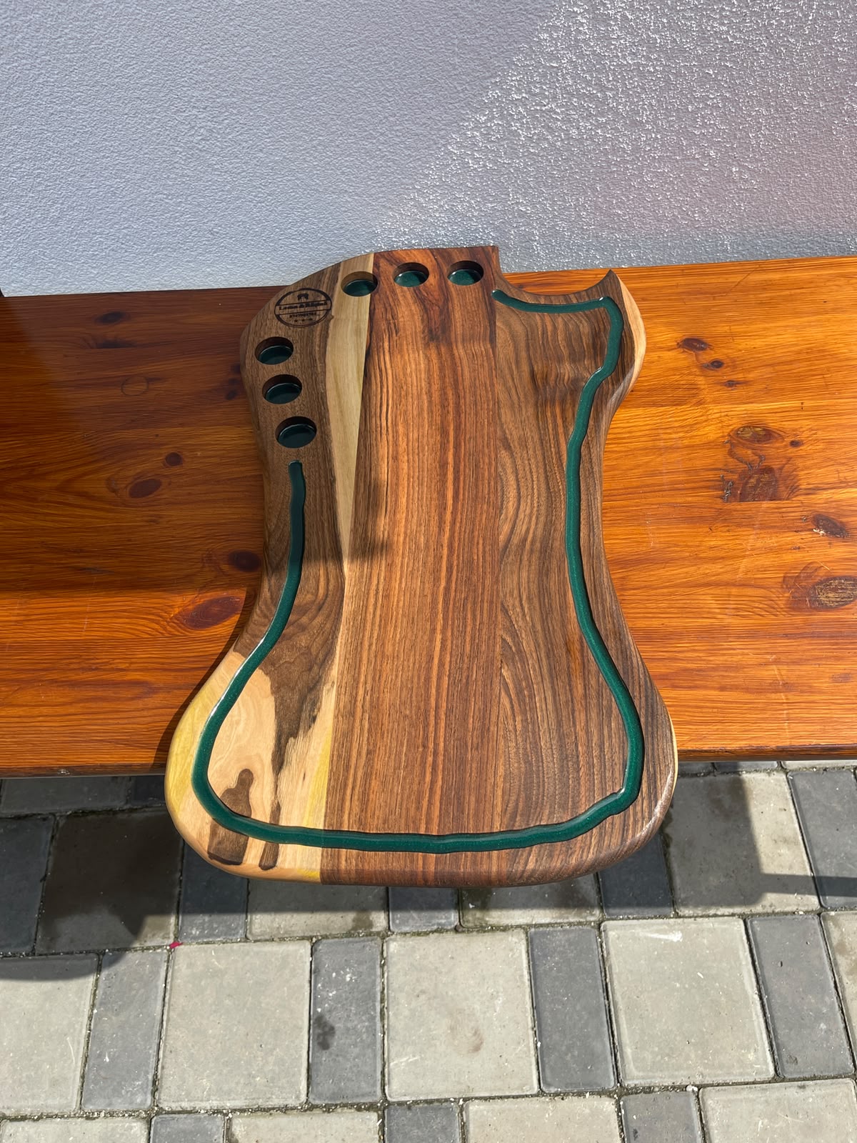 Platou premium din lemn masiv de nuc cu rășină epoxidică Dark Green, canal pentru scurgerea grăsimii și 6 suporturi pentru shoturi 59x34x2,5 cm - imagine 4