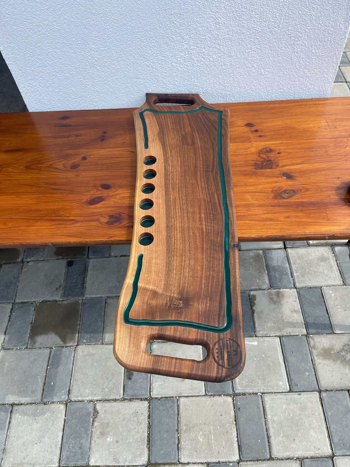Platou premium din lemn masiv de nuc cu rășină epoxidică Dark Green, canal pentru scurgerea grăsimii și 6 suporturi pentru shoturi 80x24x2,5 cm - imagine 2