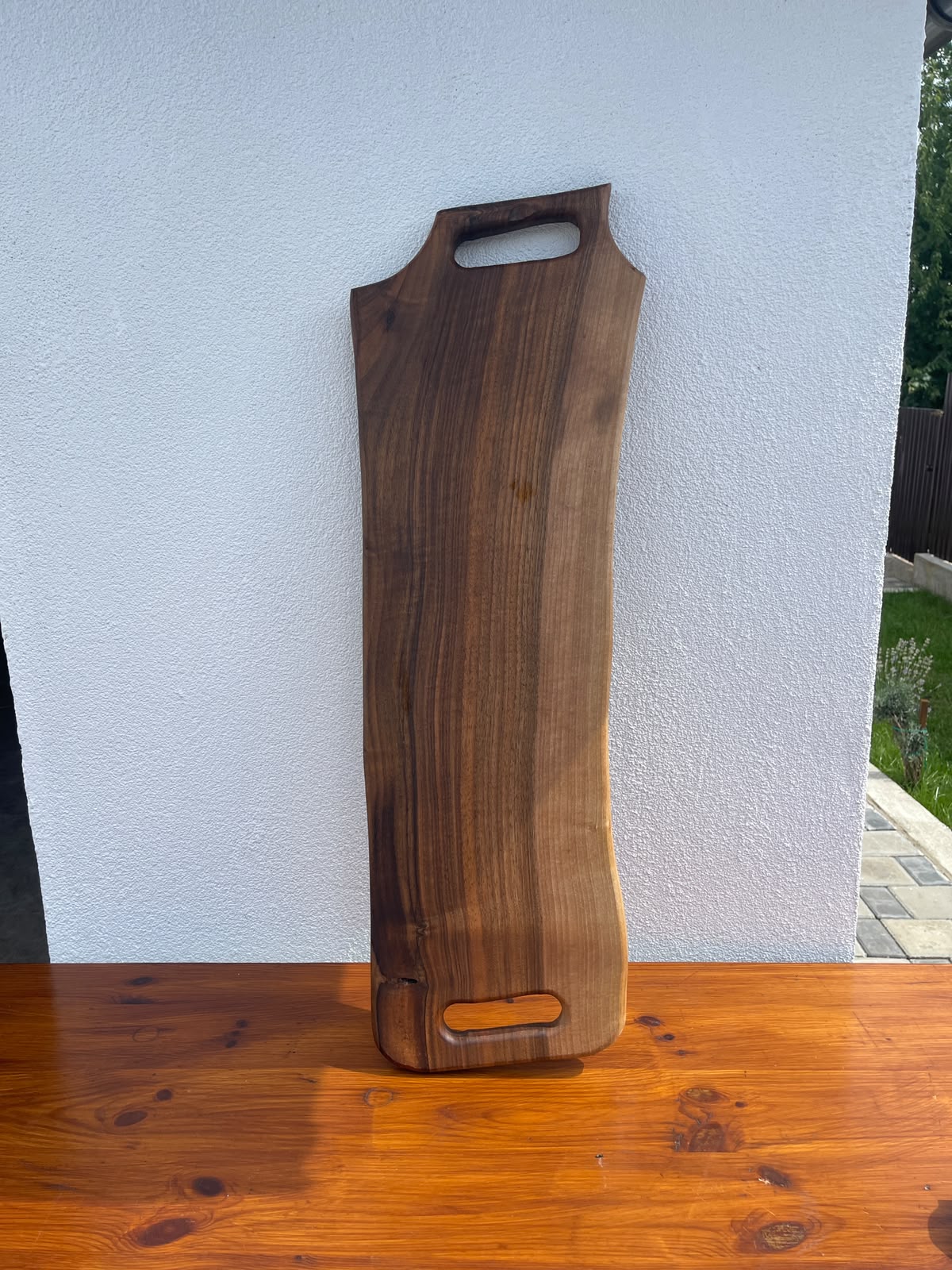 Platou premium din lemn masiv de nuc cu rășină epoxidică Dark Green, canal pentru scurgerea grăsimii și 6 suporturi pentru shoturi 80x24x2,5 cm - imagine 3