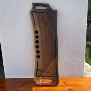 Platou premium din lemn masiv de nuc cu rășină epoxidică Dark Green, canal pentru scurgerea grăsimii și 6 suporturi pentru shoturi 80x24x2,5 cm