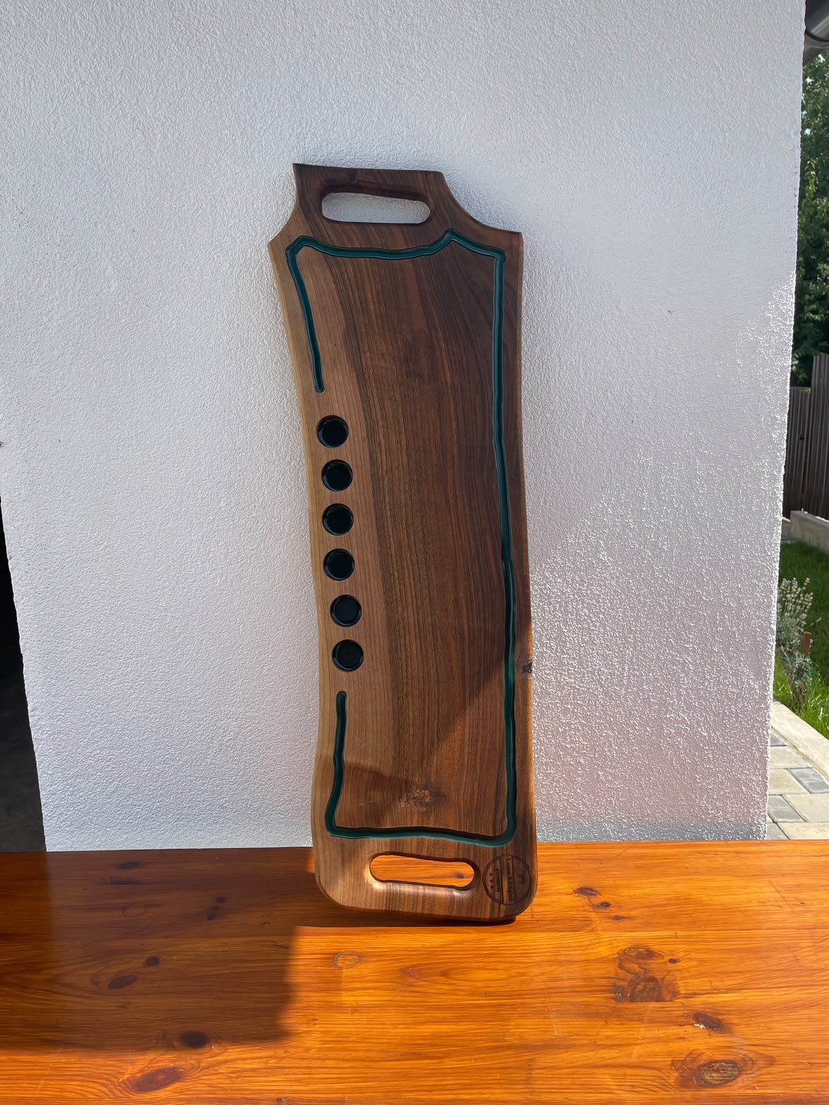 Platou premium din lemn masiv de nuc cu rășină epoxidică Dark Green, canal pentru scurgerea grăsimii și 6 suporturi pentru shoturi 80x24x2,5 cm