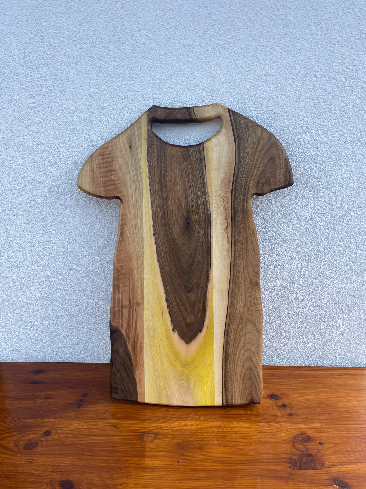 Platou premium din lemn masiv de nuc în formă de tricou de fotbal, cu canal pentru scurgerea grăsimii 61x30x2,5 cm - imagine 2