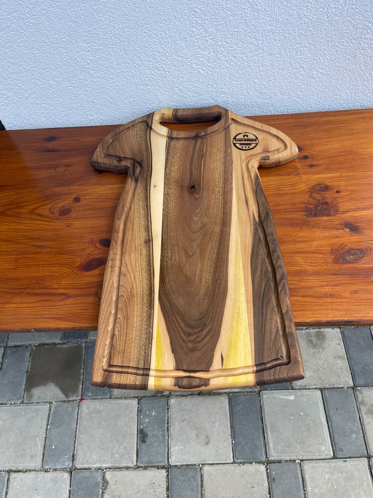 Platou premium din lemn masiv de nuc în formă de tricou de fotbal, cu canal pentru scurgerea grăsimii 61x30x2,5 cm - imagine 3