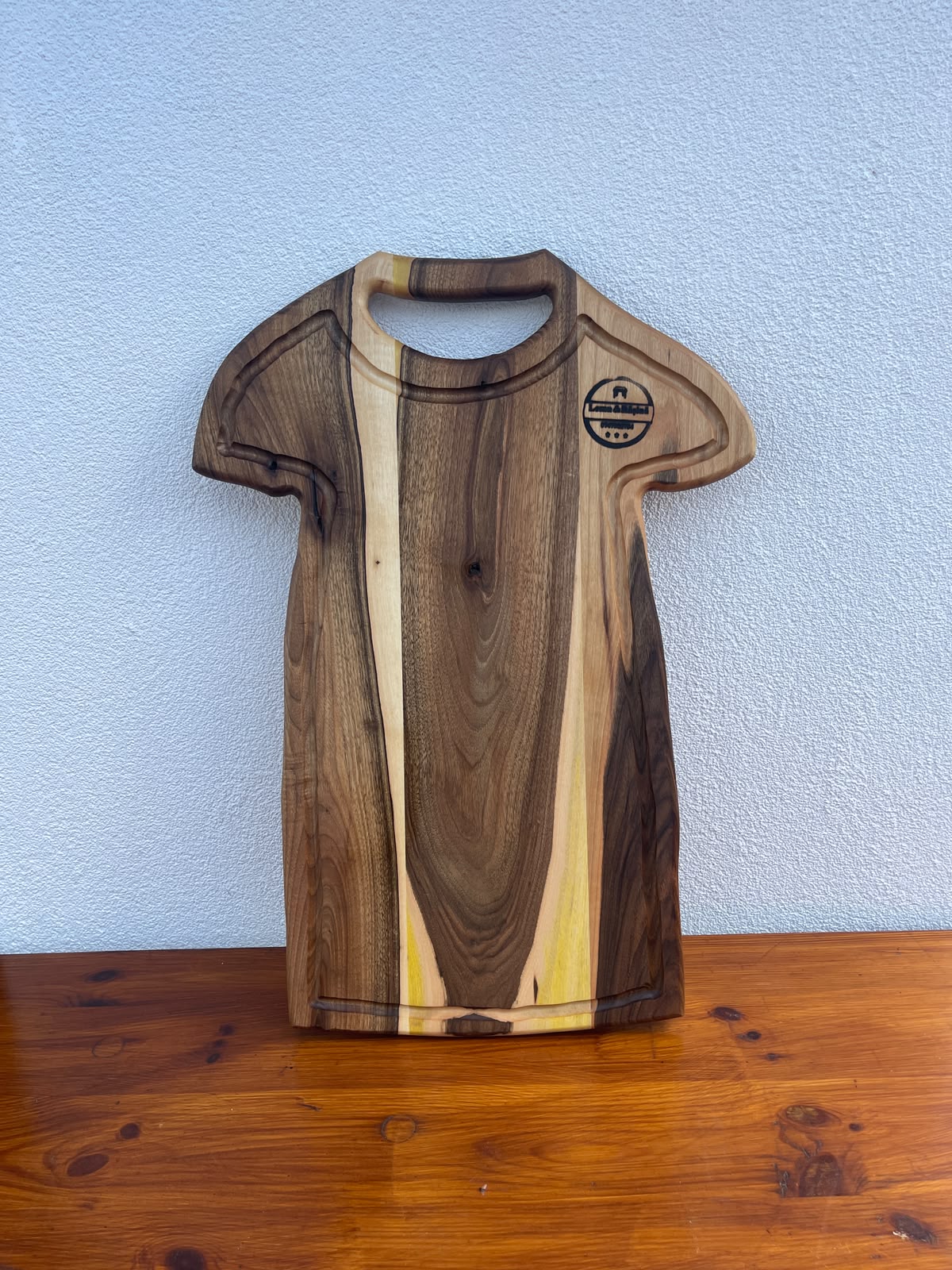Platou premium din lemn masiv de nuc în formă de tricou de fotbal, cu canal pentru scurgerea grăsimii 61x30x2,5 cm - imagine 4